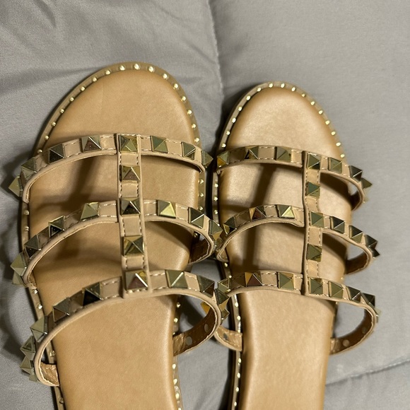 Stud slip in sandals - Picture 3 of 4